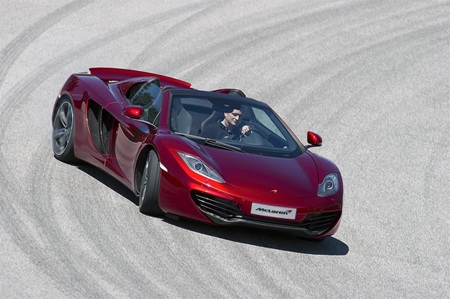 У нового супекара от McLaren на скорости сносит крышу У нового супекара от McLaren на скорости сносит крышу